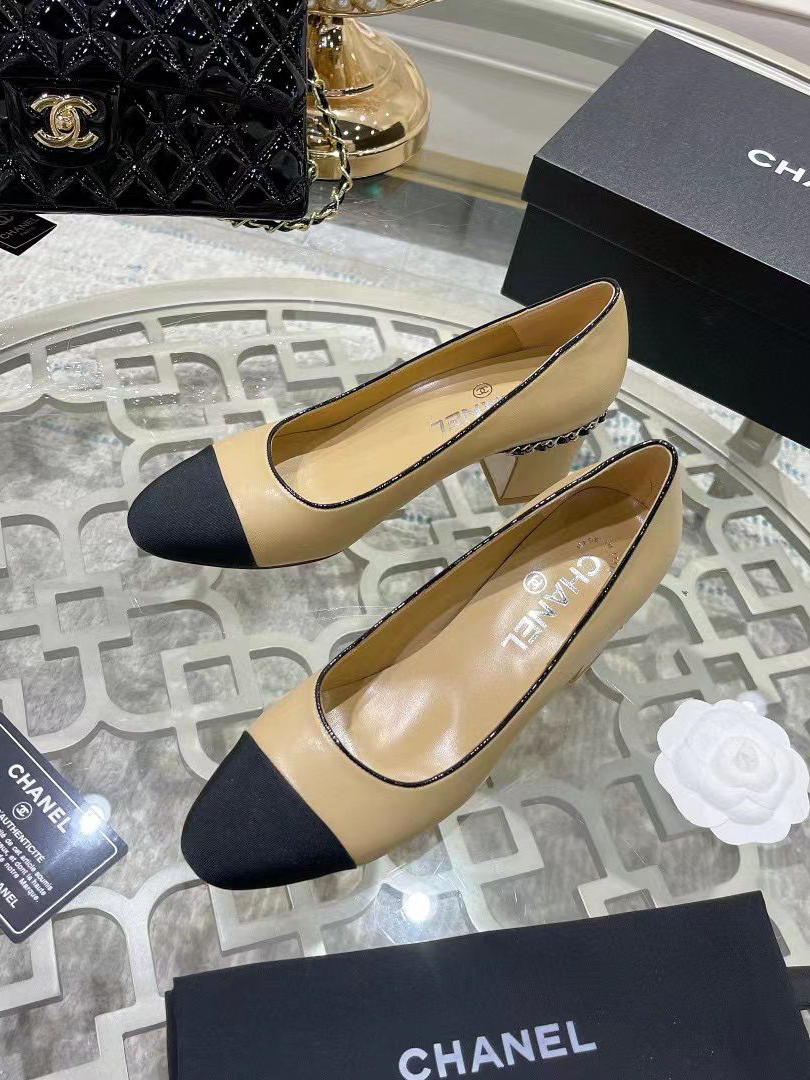 Туфли кожаные Chanel бежевые с текстильным черным носком