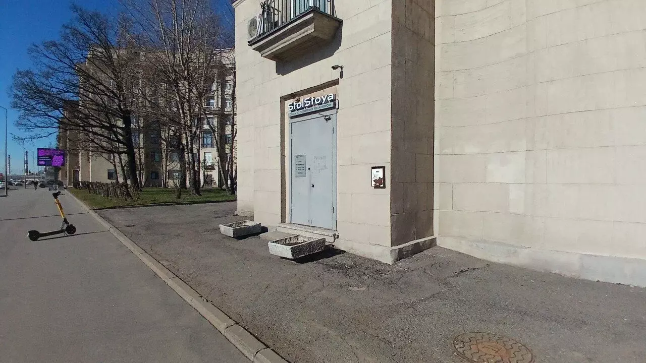 Вход в шоурум StolStoya в Санкт-Петербурге