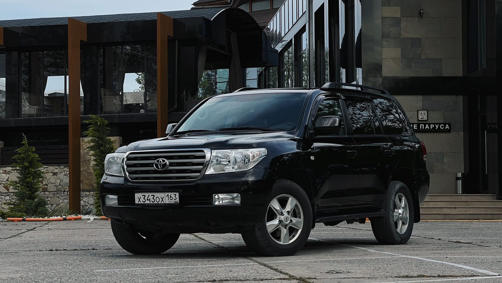 Toyota Land Cruiser 200 чёрный– Аренда авто в Дагестане - Trip Cars