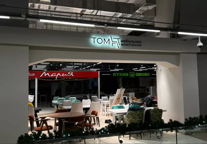 Кафе с&nbsp;вывеской на&nbsp;фуд-корте торгового центра