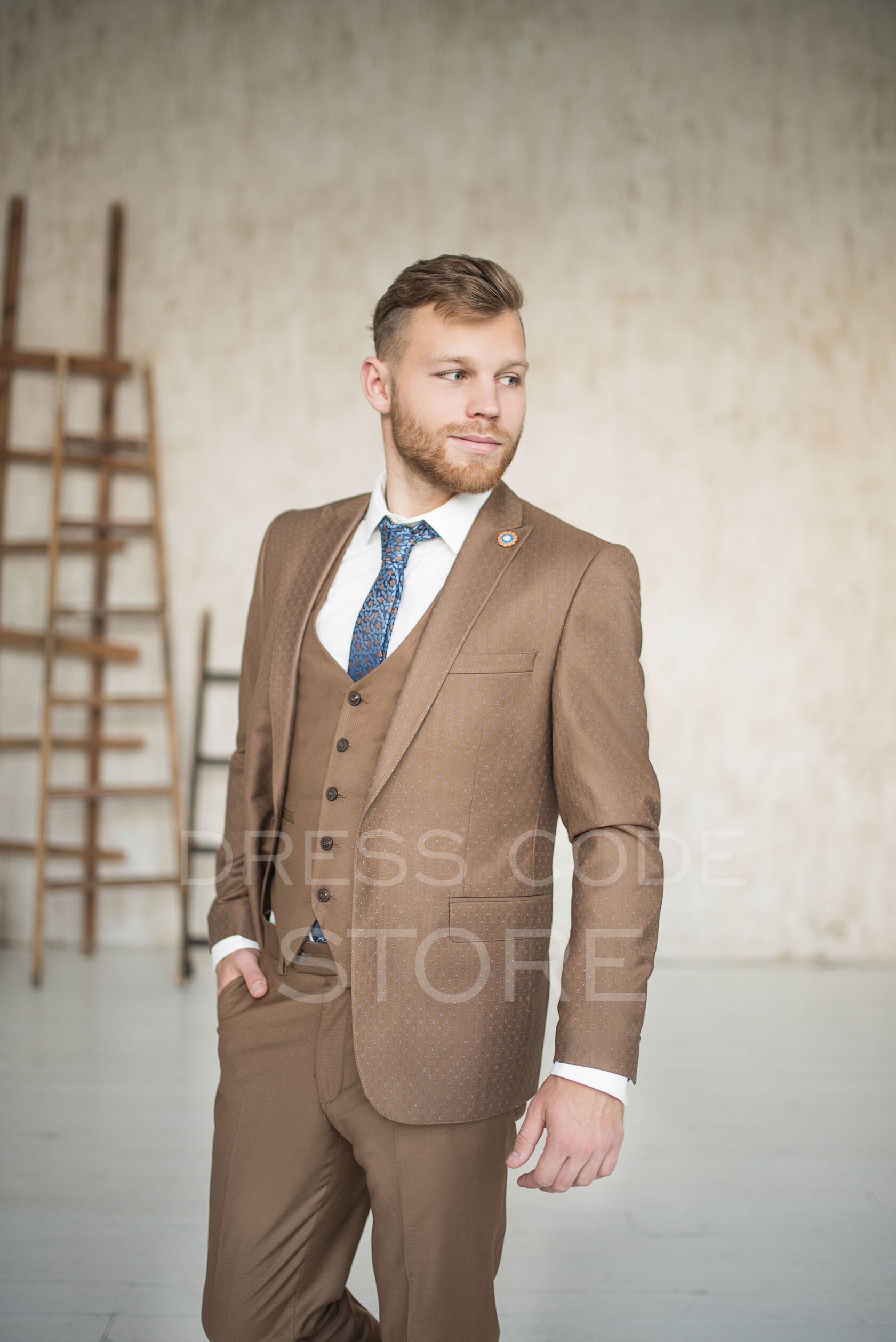 Коричневый костюм тройка SABBIA на прокат