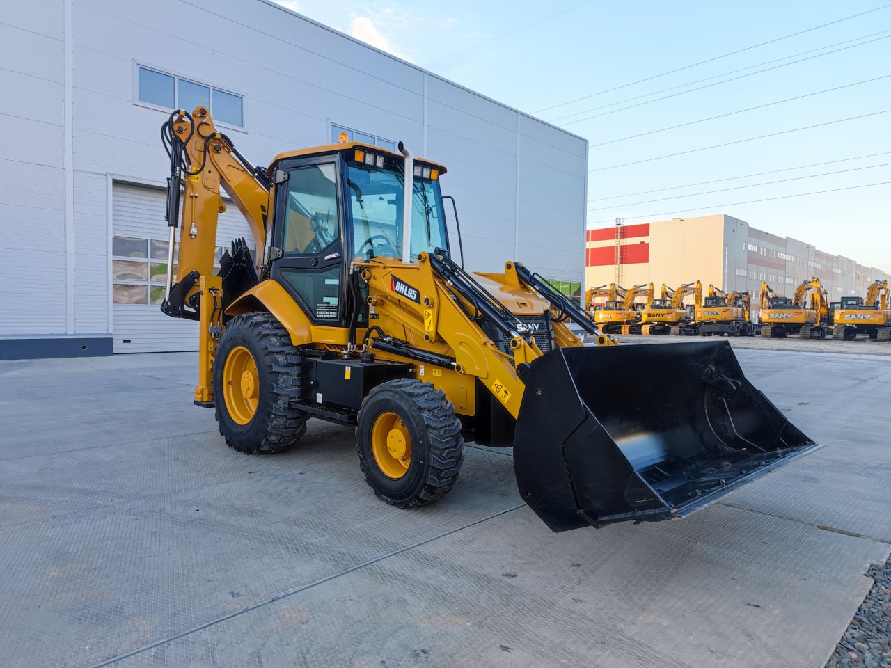 Экскаватор-погрузчик SANY BHL95, 100,7 л.с., 9 200 кг