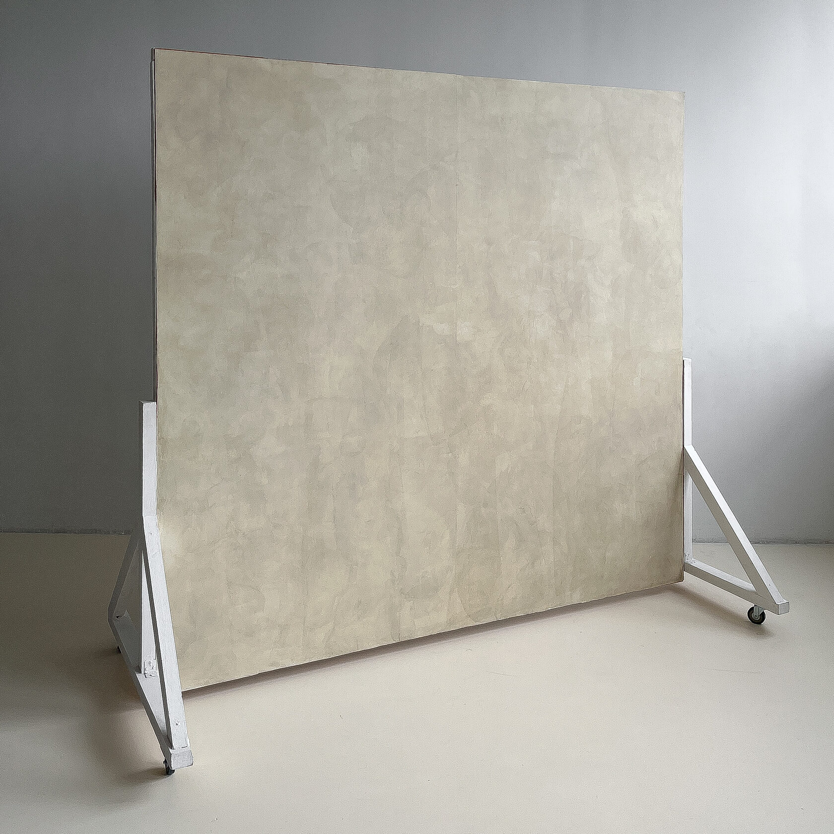 Передвижная стена на колесиках белая/бежевая в аренду в фотостудии в ...
