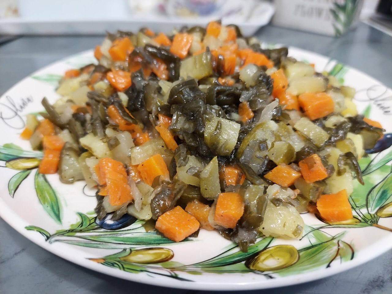 Салат из морской капусты с овощами