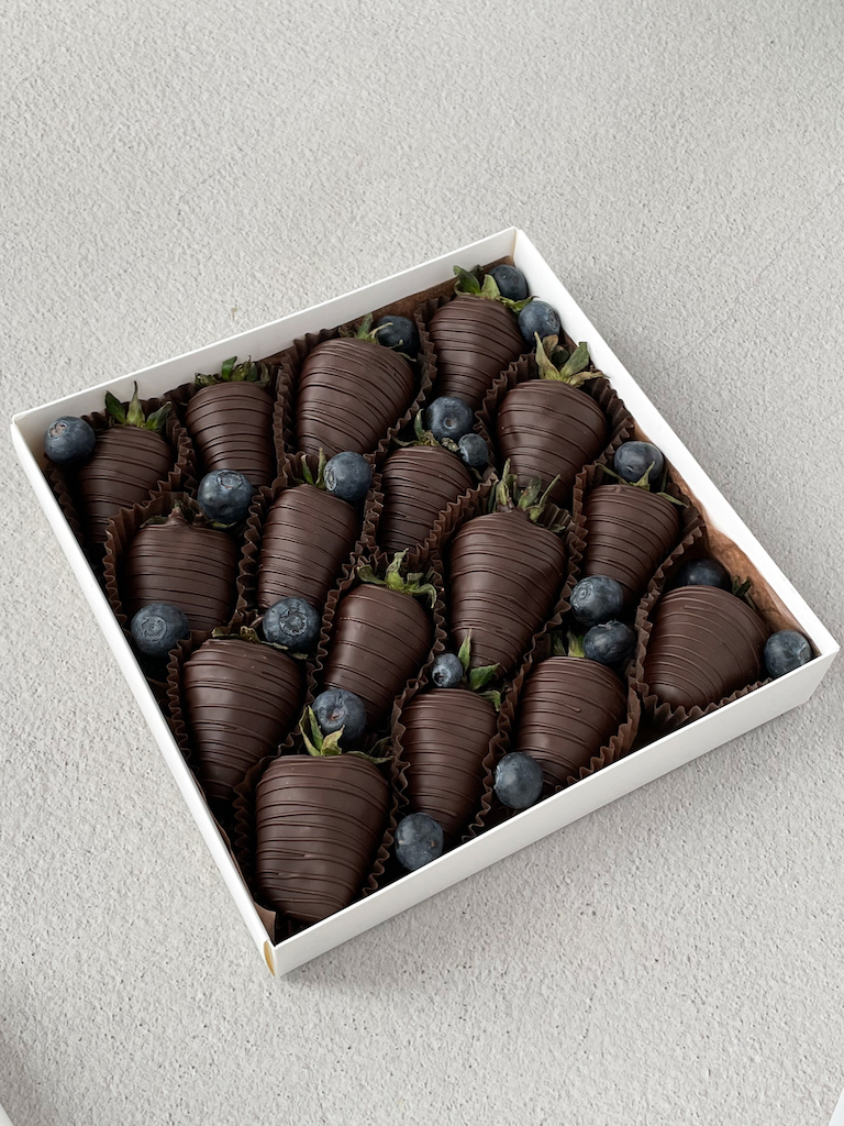 набор конфет san andres инжир в темном шоколаде 120 г Набор «Темный шоколад с голубикой» - 30 ягод