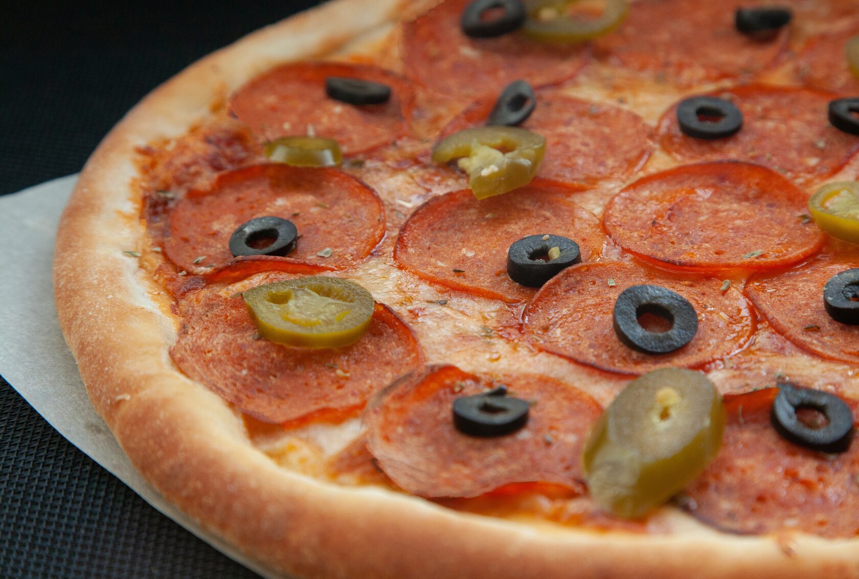 я хочу пиццу песто с пепперони и сосисками так же хочу другую с оливками фото 44
