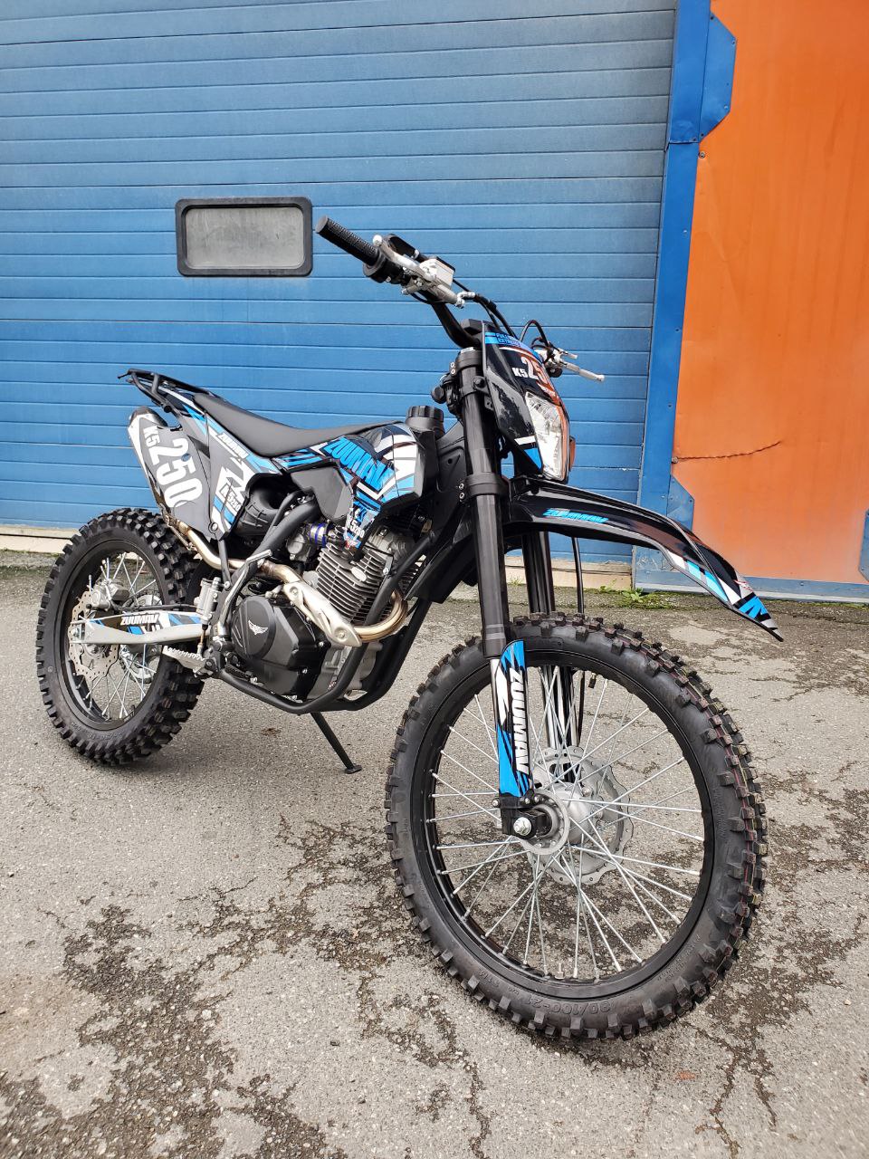 Zuumav fx k5 lite. Кросс ZUUMAV k5 / 250сс. ZUUMAV FX k5 Lite 250cc Orange 21/18. ZUUMAV k6r 250.