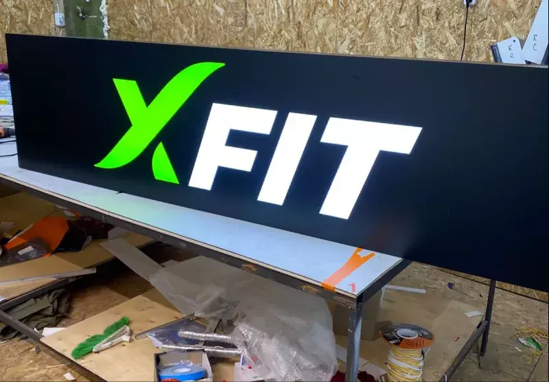 Световой короб «XFIT» на&nbsp;производстве