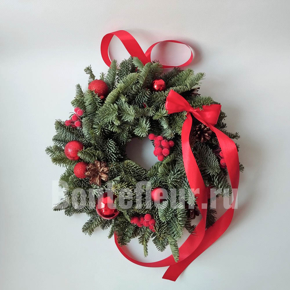 Новогодний венок из нобилиса красный