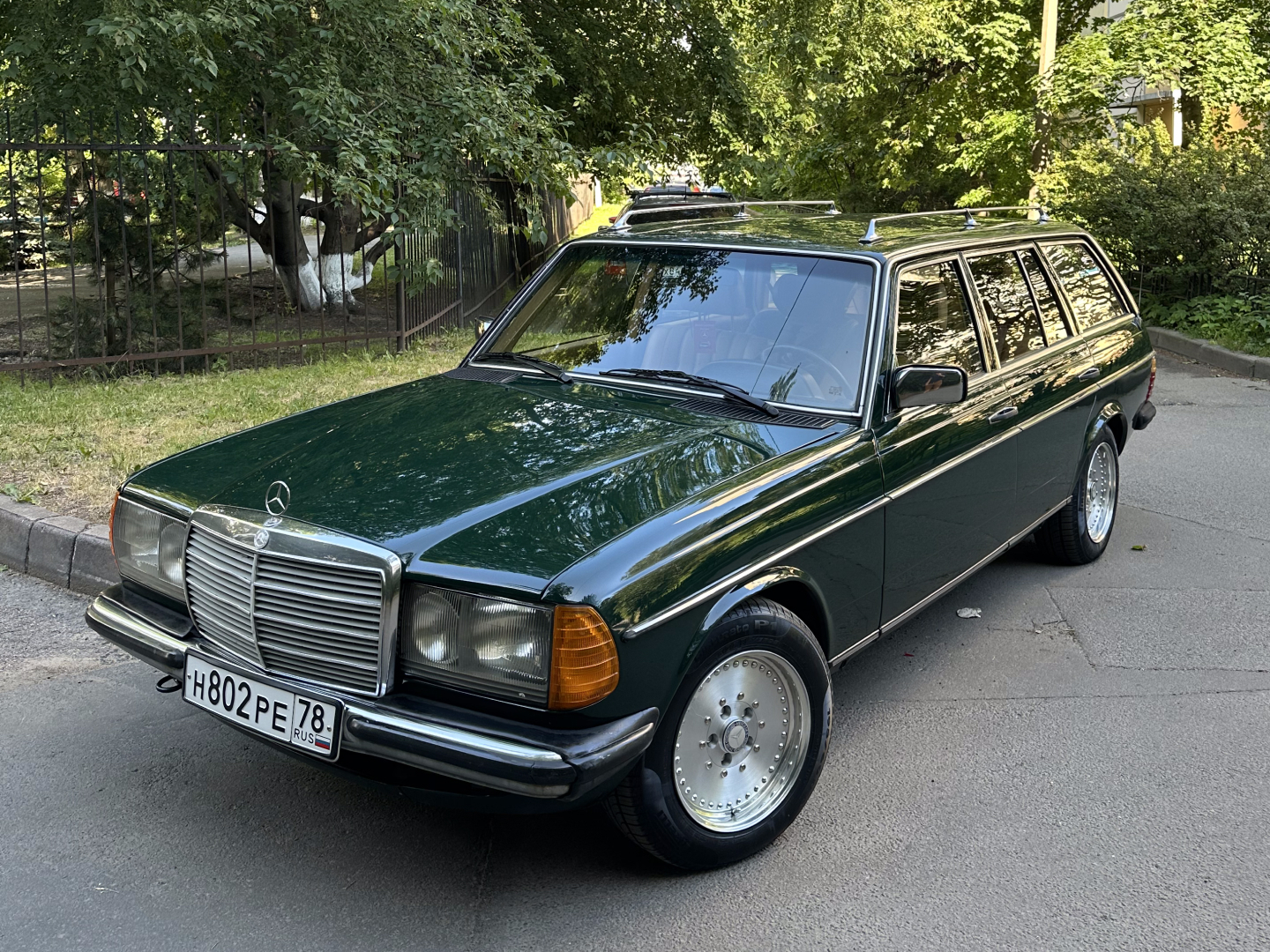 Прокат легендарного универсала Mercedes-Benz 230E в г.Санкт-Петербург. Без  водителя.