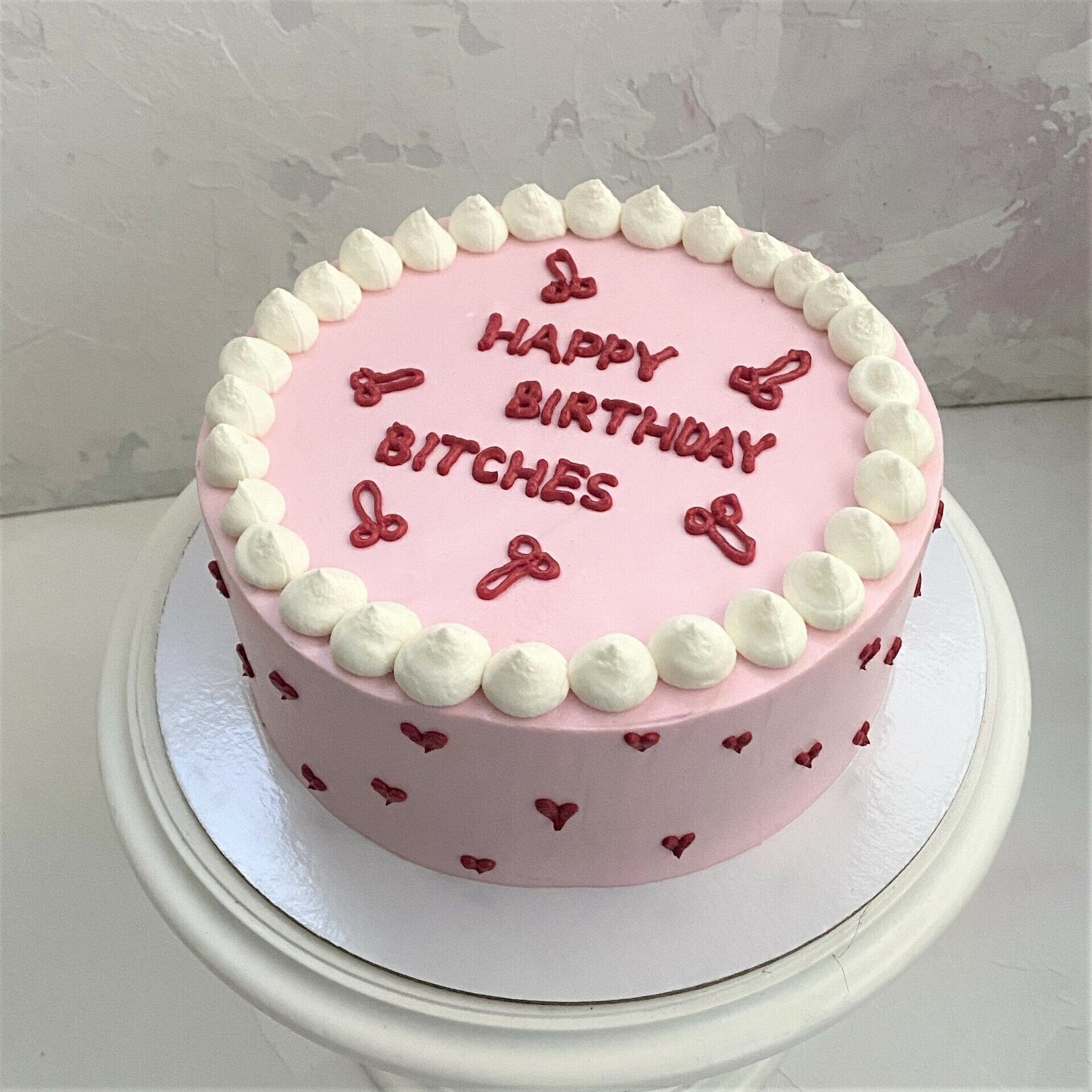 Прикольная надпись подруге на торт день рождения. Надпись на торт подруге. Прикольные надписи на торт подруге. Торт для подружки. Надпись на торт подружке.