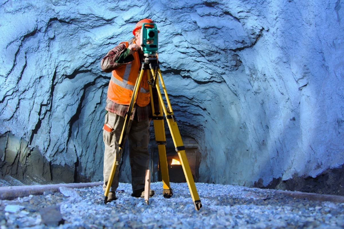 Что такое маркшейдер кто такой маркшейдер. С днем маркшейдера. Профессия маркшейдер. Маркшейдер в шахте. Профессия маркшейдер.