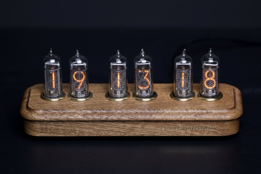 Vostok-3 Black: Mahogany nixie clock, view 3