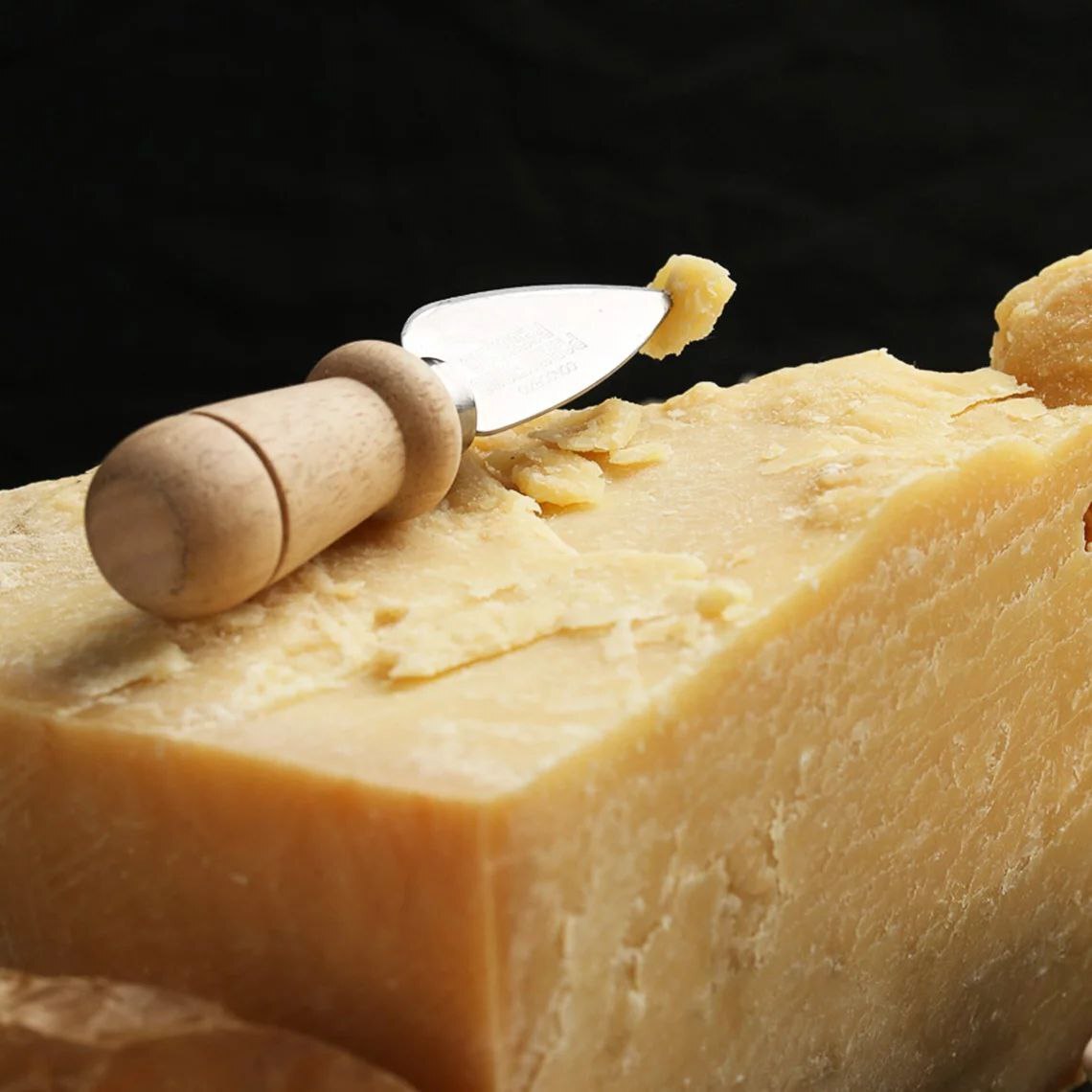 Купить головку сыра. Сыр Гранд Вятка. Гранд Вятка пармезан. Mantova сыр. Монтазио сыр с плесенью.