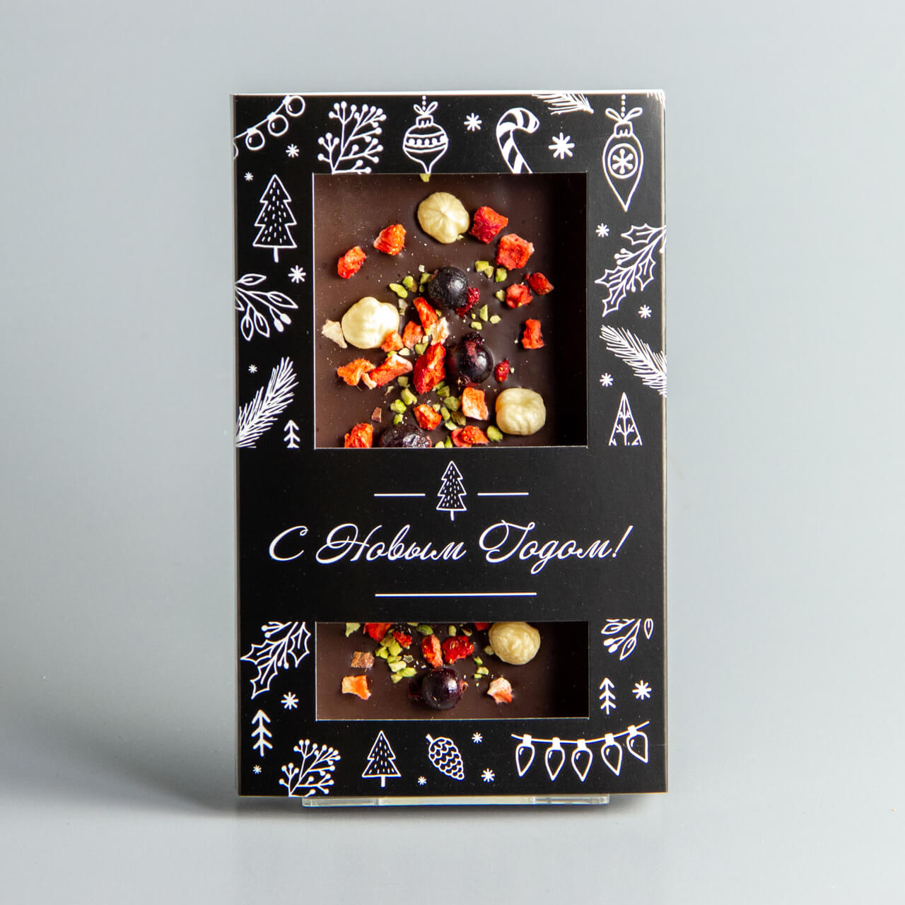 Тёмный шоколад с клубникой, чёрной смородиной, фисташками и фундуком, новогодняя коробочка #1