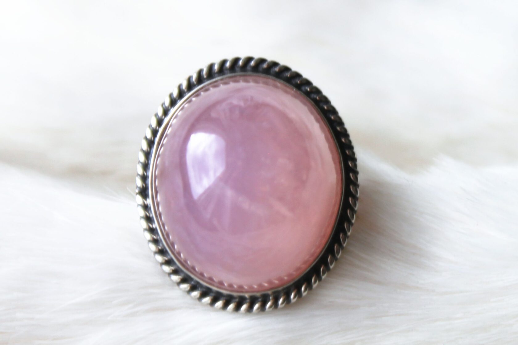 Кольцо с розовым кварцем овальное - купить в интернет-магазине 100URAL