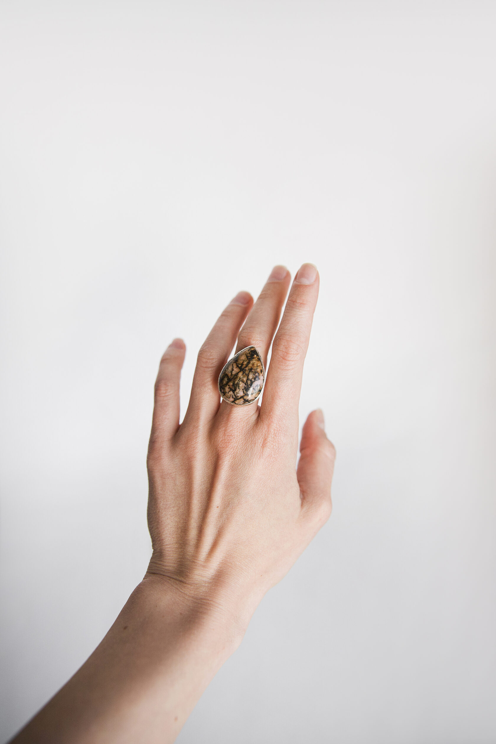 Кольцо с родонитом