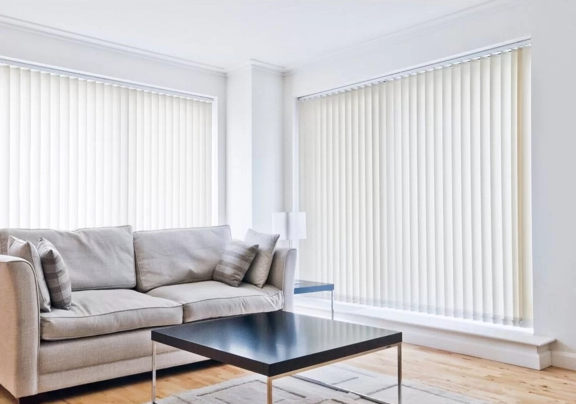 Жалюзи на окна вертикальные. Вертикальные жалюзи рокко 4454. Жалюзи на пластиковые окна. Plisse жалюзи. Жалюзи вертикальных рулонных.