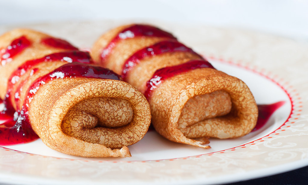 Налистники с повидлом. Блинчики с повидлом. Блины с повидлом. Блинчики с клубничным джемом. Блинчики фаршированные с повидлом.