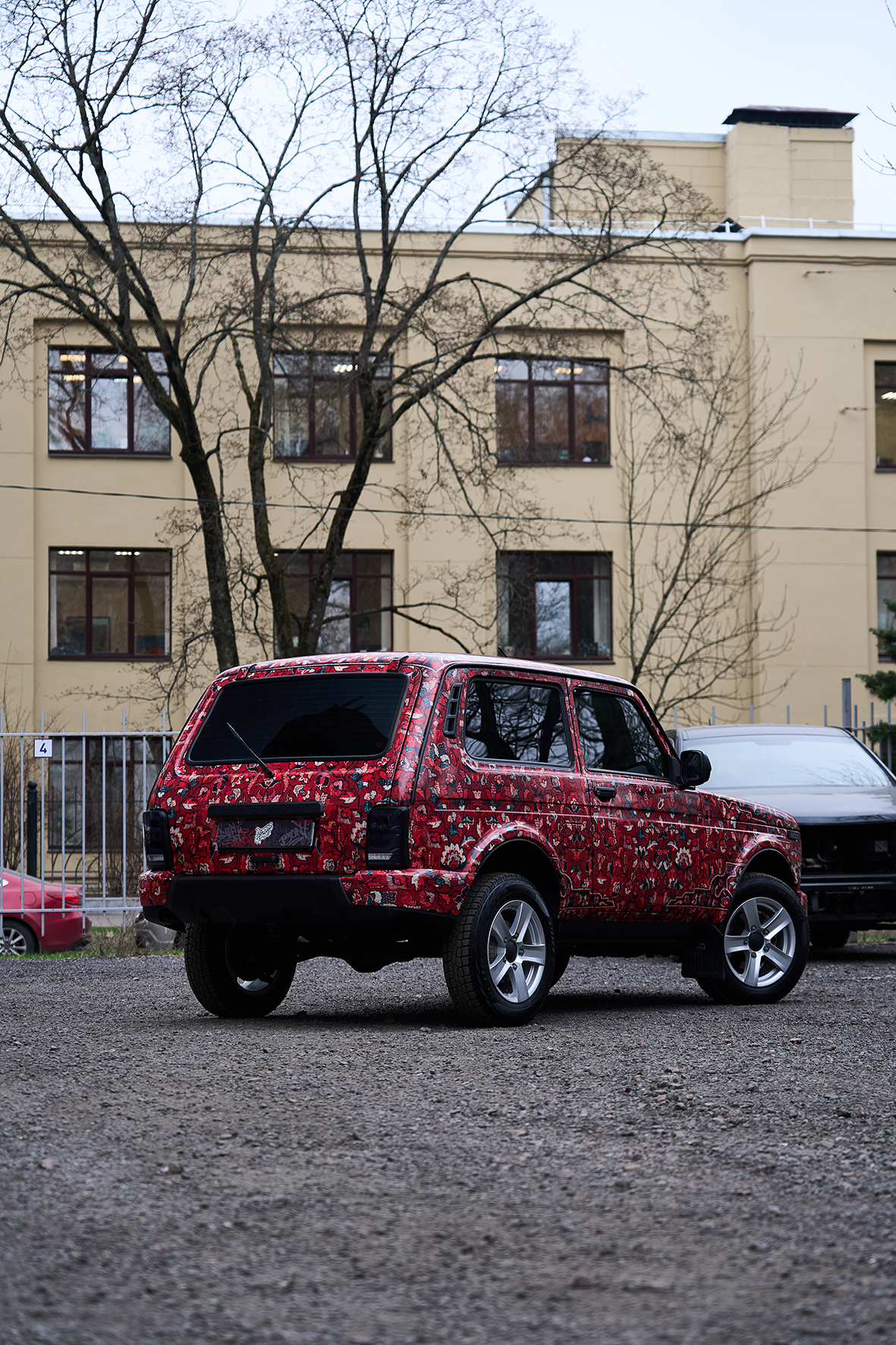 Lada Niva с ковровой винилографией — автомобиль на улице