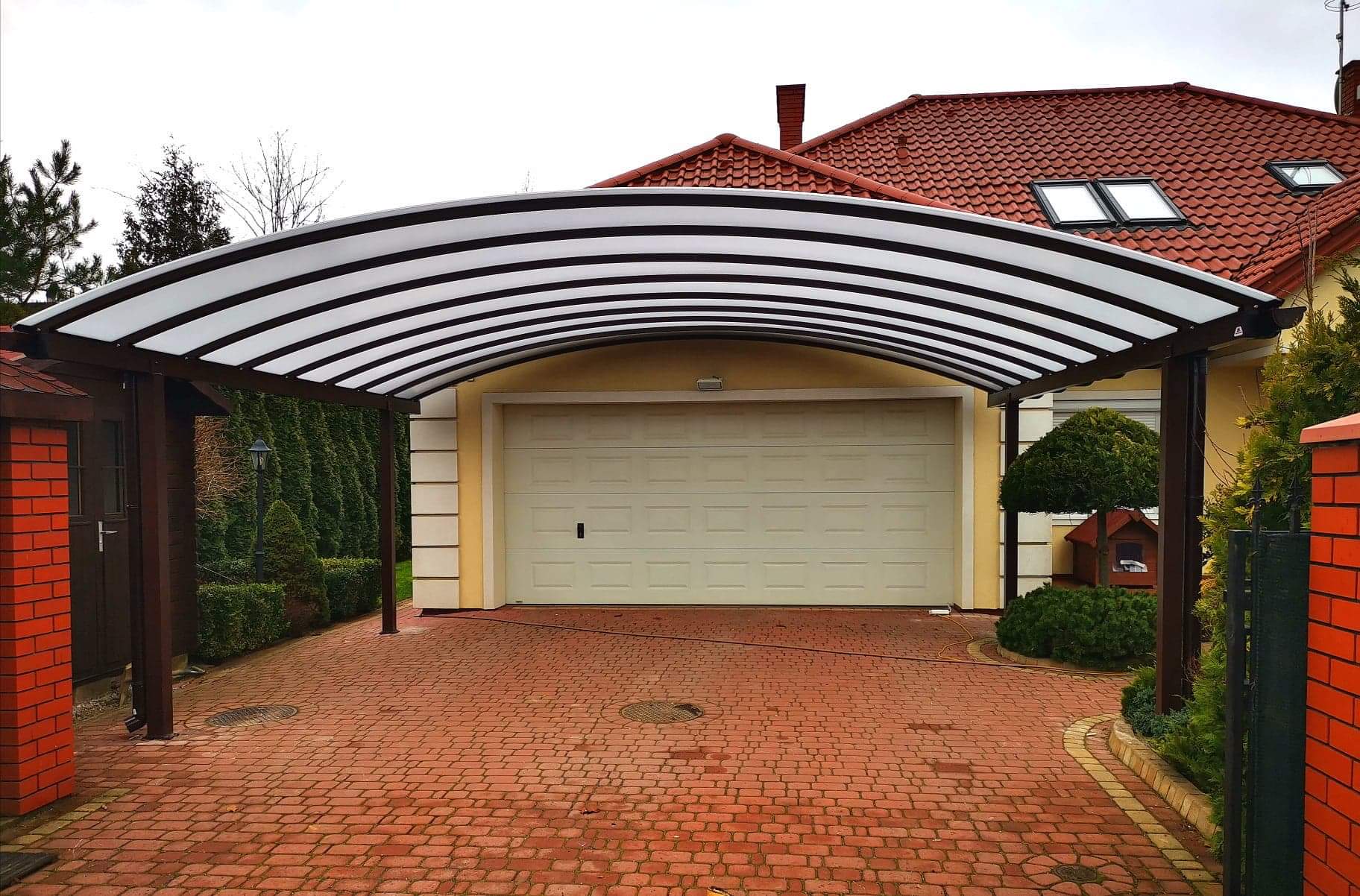 Автомобильный навес из металлического профиля с водосточной системой установленный HALYKSTROY в частном секторе Алматы