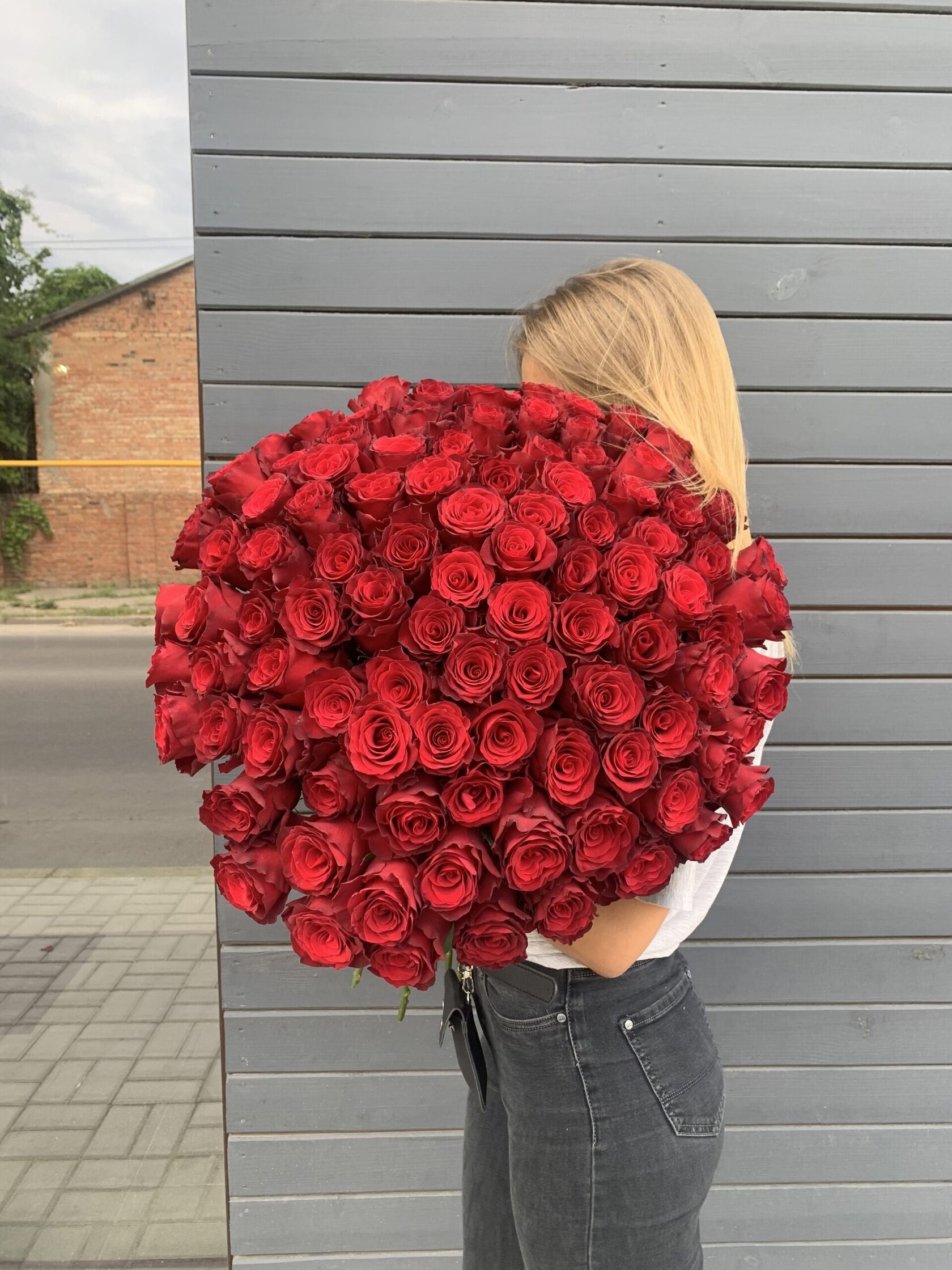 Как выглядит букет из 25 роз в руках фото