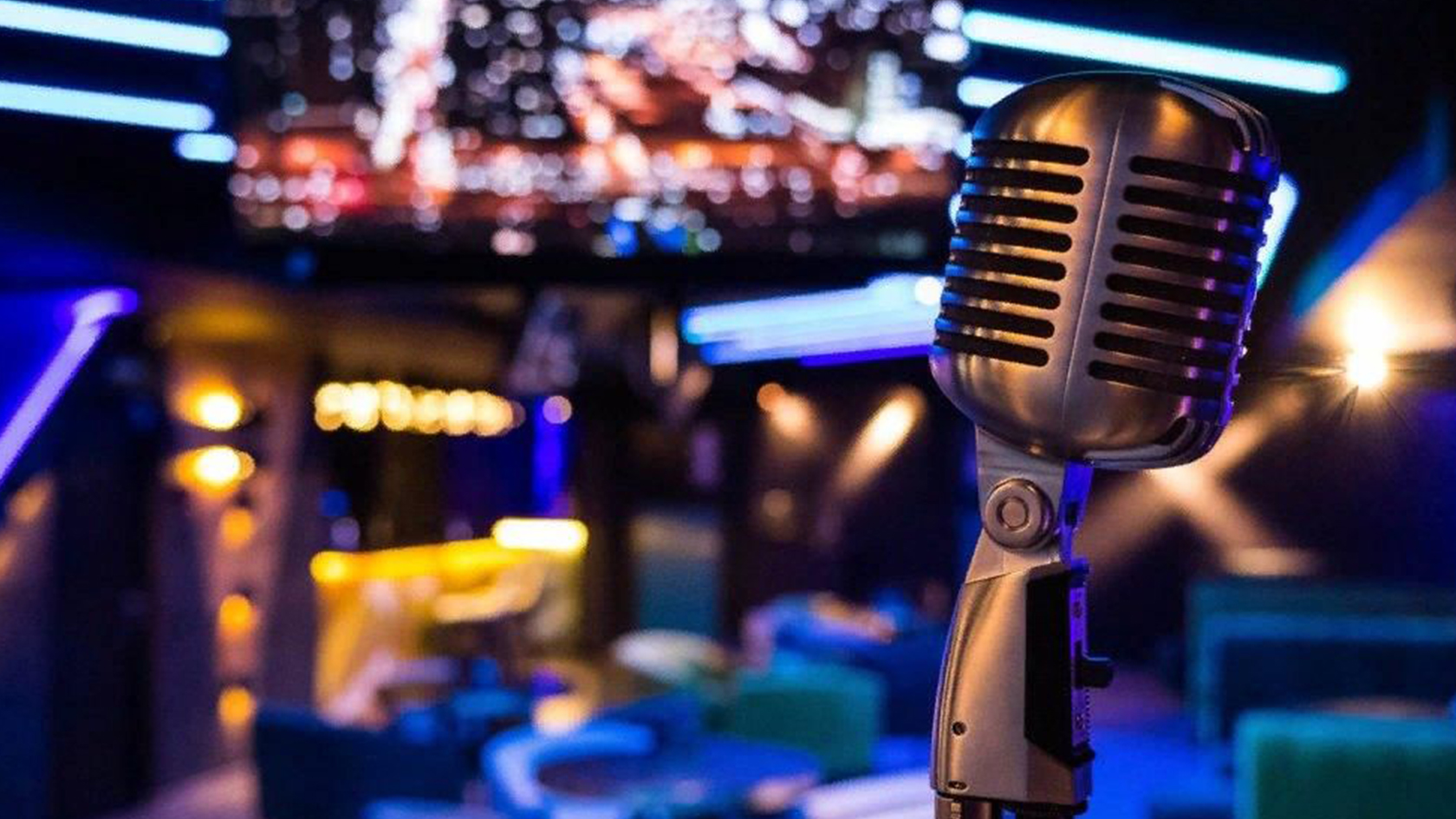 Караоке на столе чистый. Караоке клуб. Баламут караоке барнаул. Микрофон фото. Микрофон караоке вечеринка.