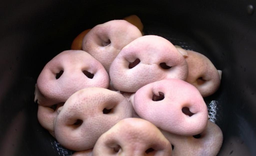 Свиные пятачки что приготовить. Свиные пятачки консервы. Свиные пятачки жареные. Свиные пятаки запеченные. Свиные пятачки жареные.