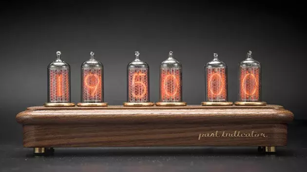 Vostok-4 Black: Walnut nixie clock