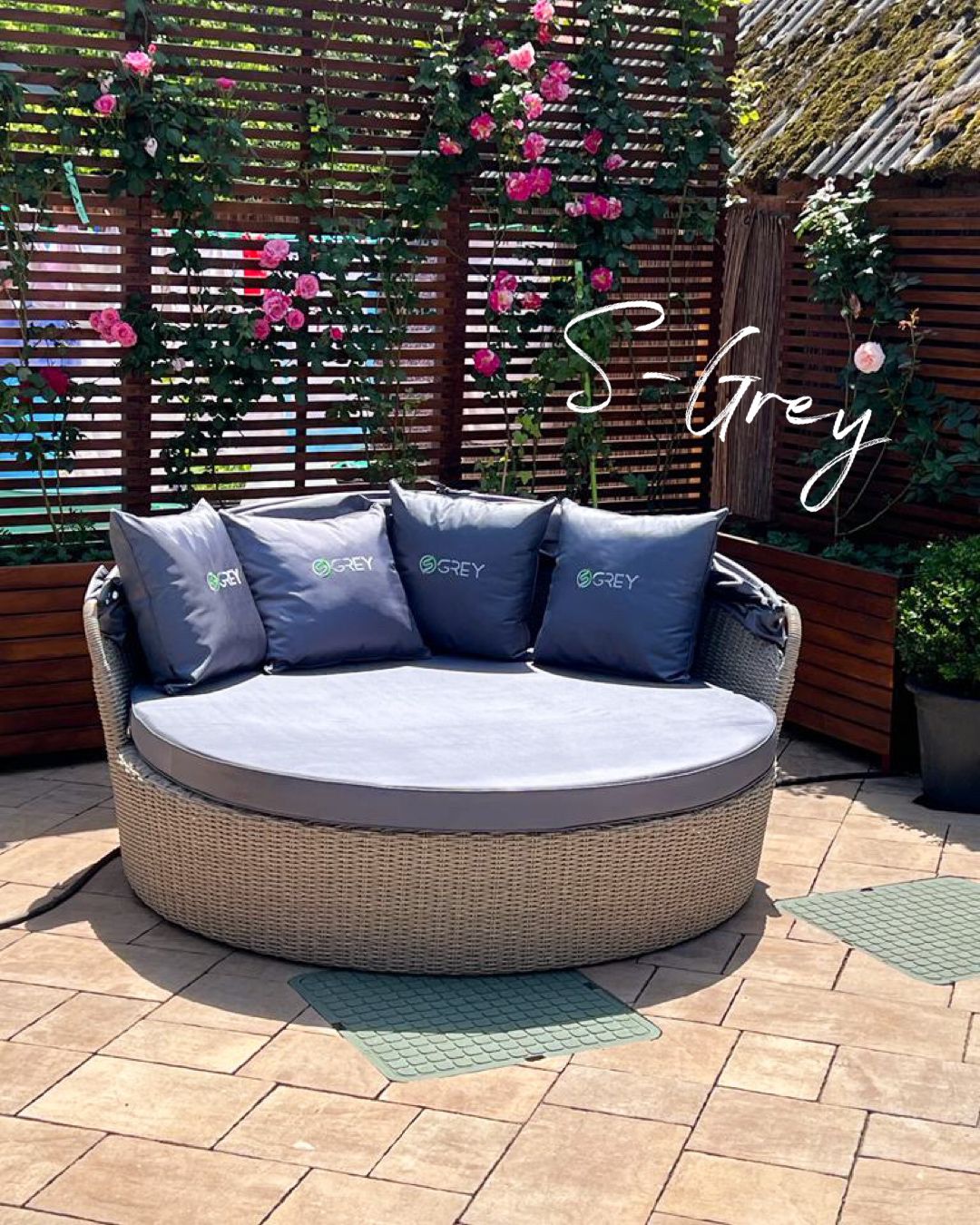 Шезлонг круглый из искусственного ротанга с капюшоном ШР - 001