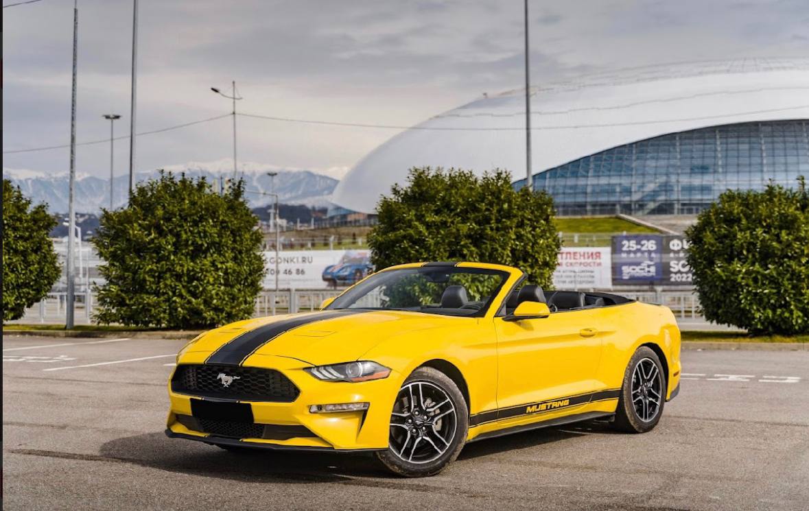 Ford mustang желтый