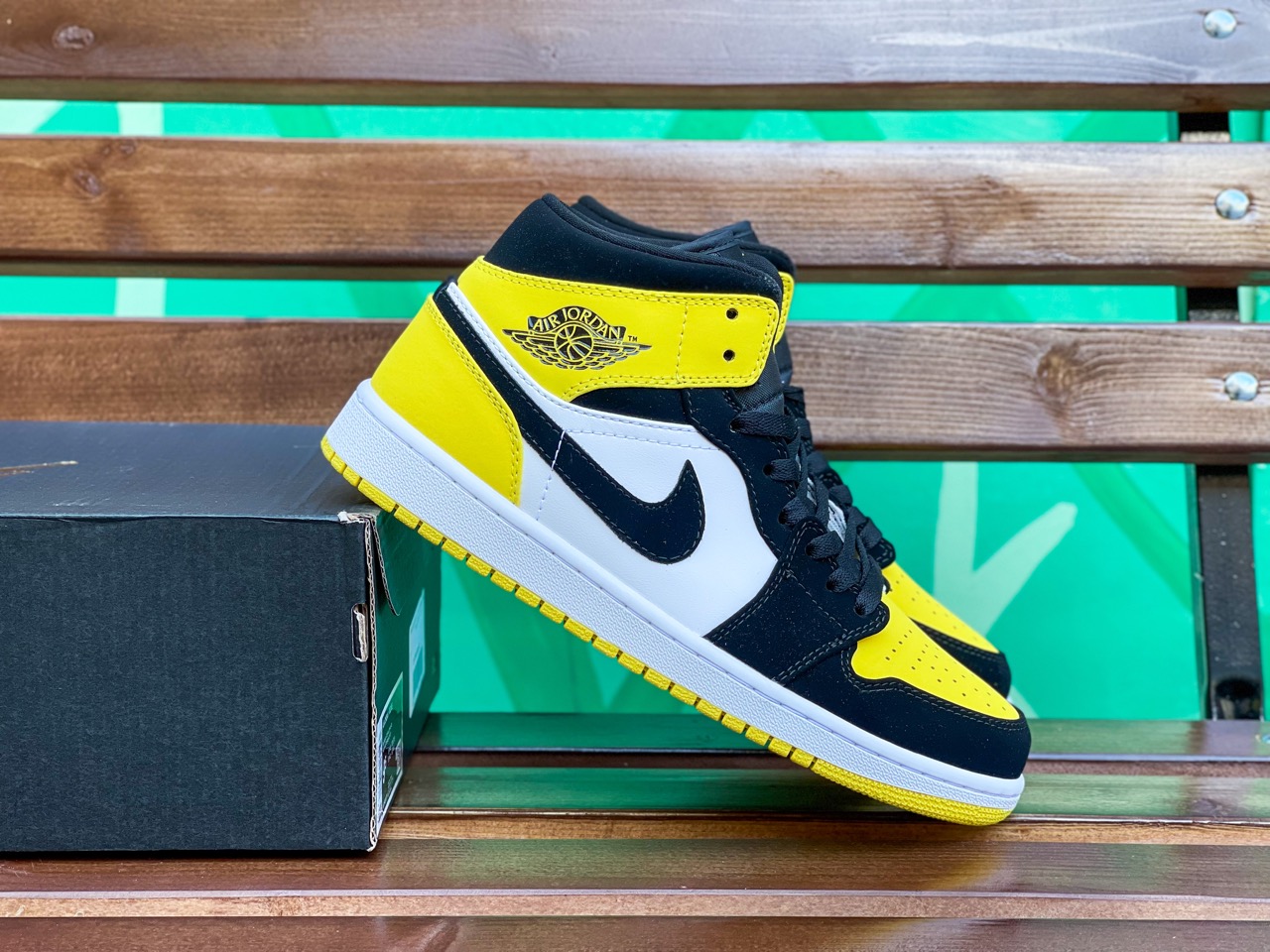 nike air jordan 1 mid yellow toe black