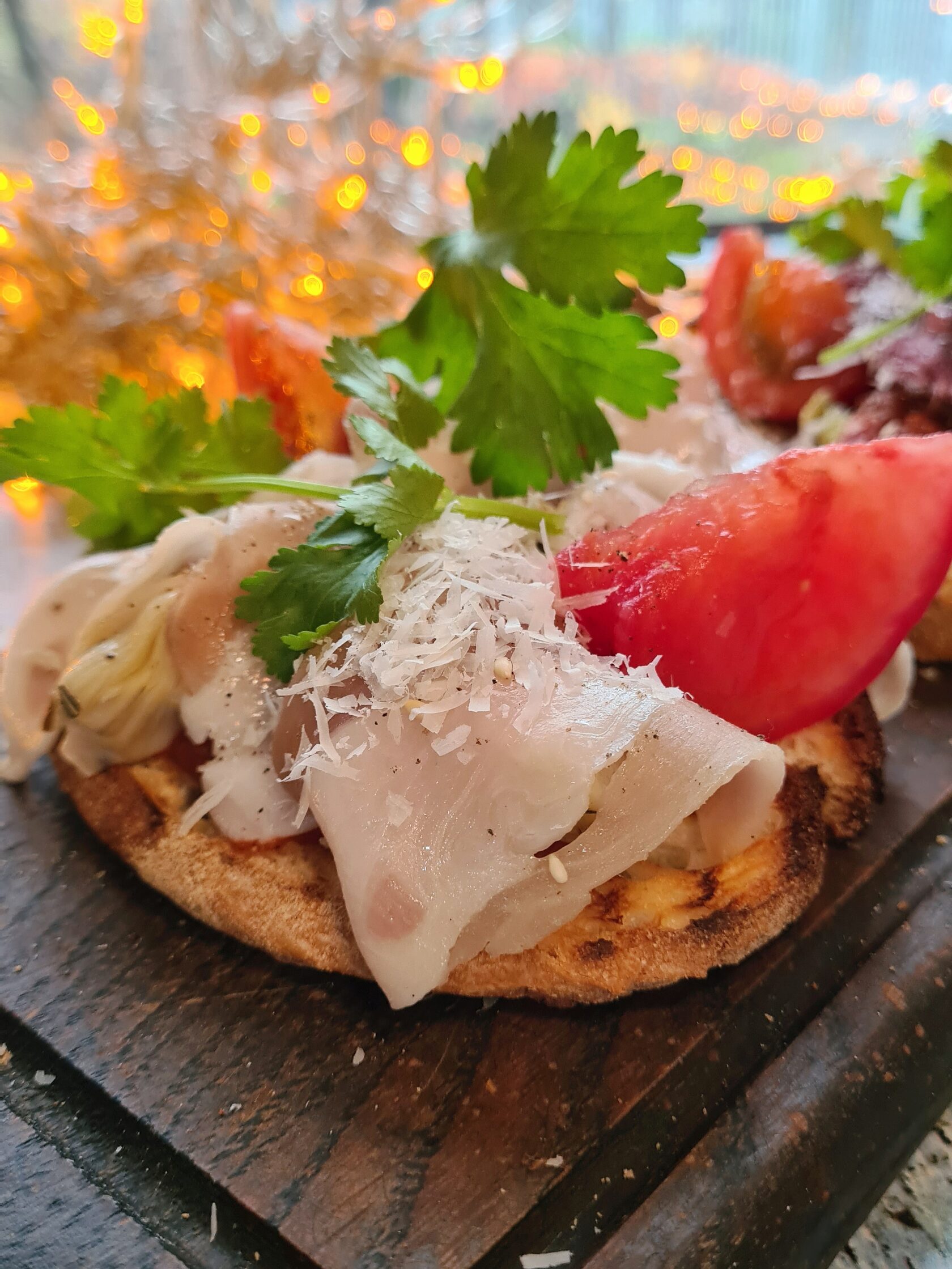 Брускетта с авокадо и говядиной на гриле 200 г.