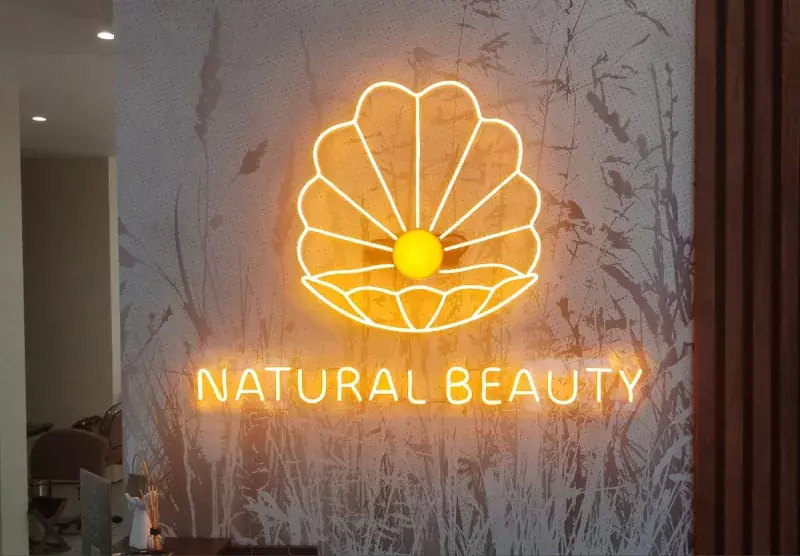 Неоновый логотип «Natural Beauty» с&nbsp;ракушкой