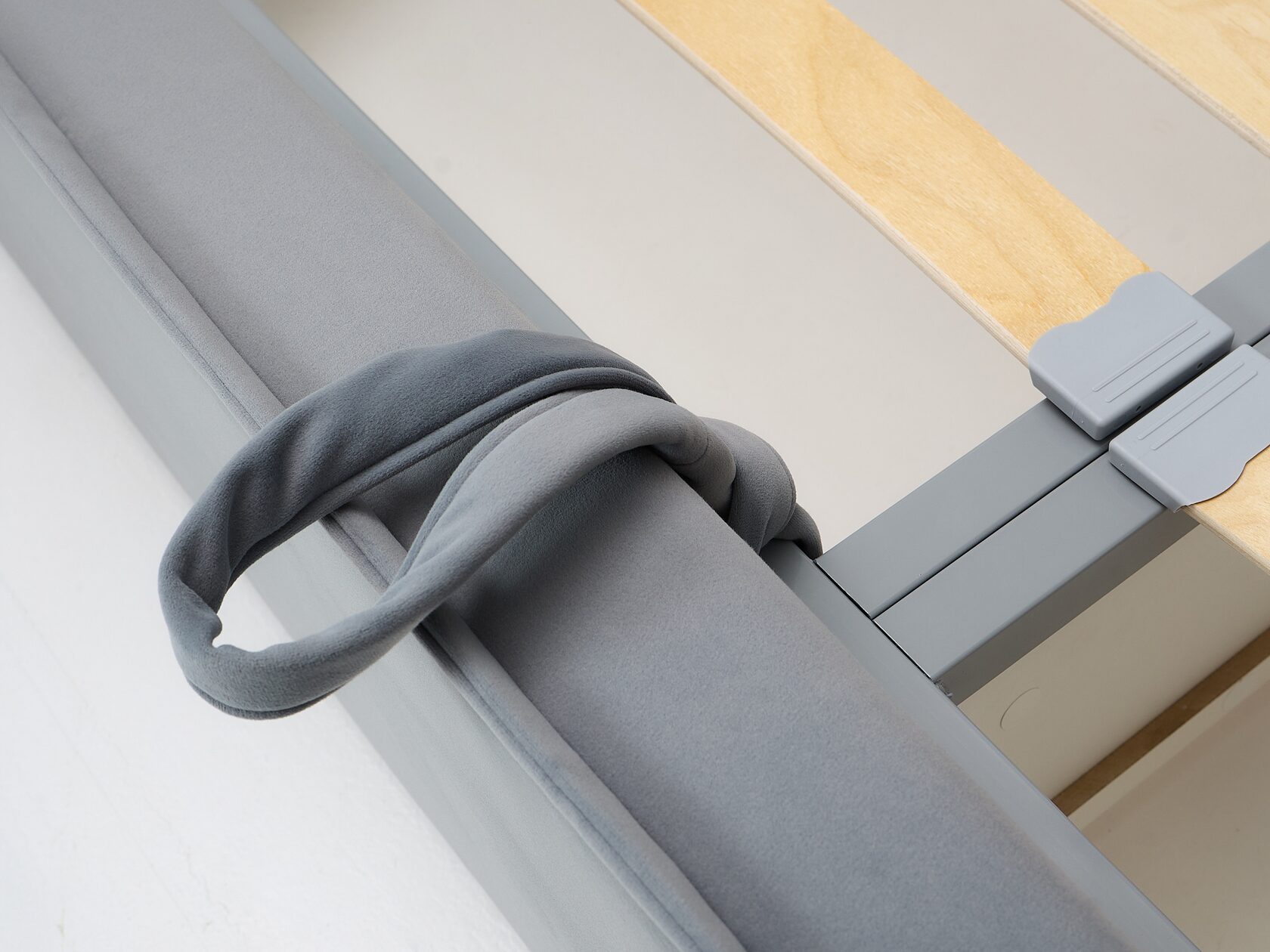 Петля-ручка подъёмного механизма*