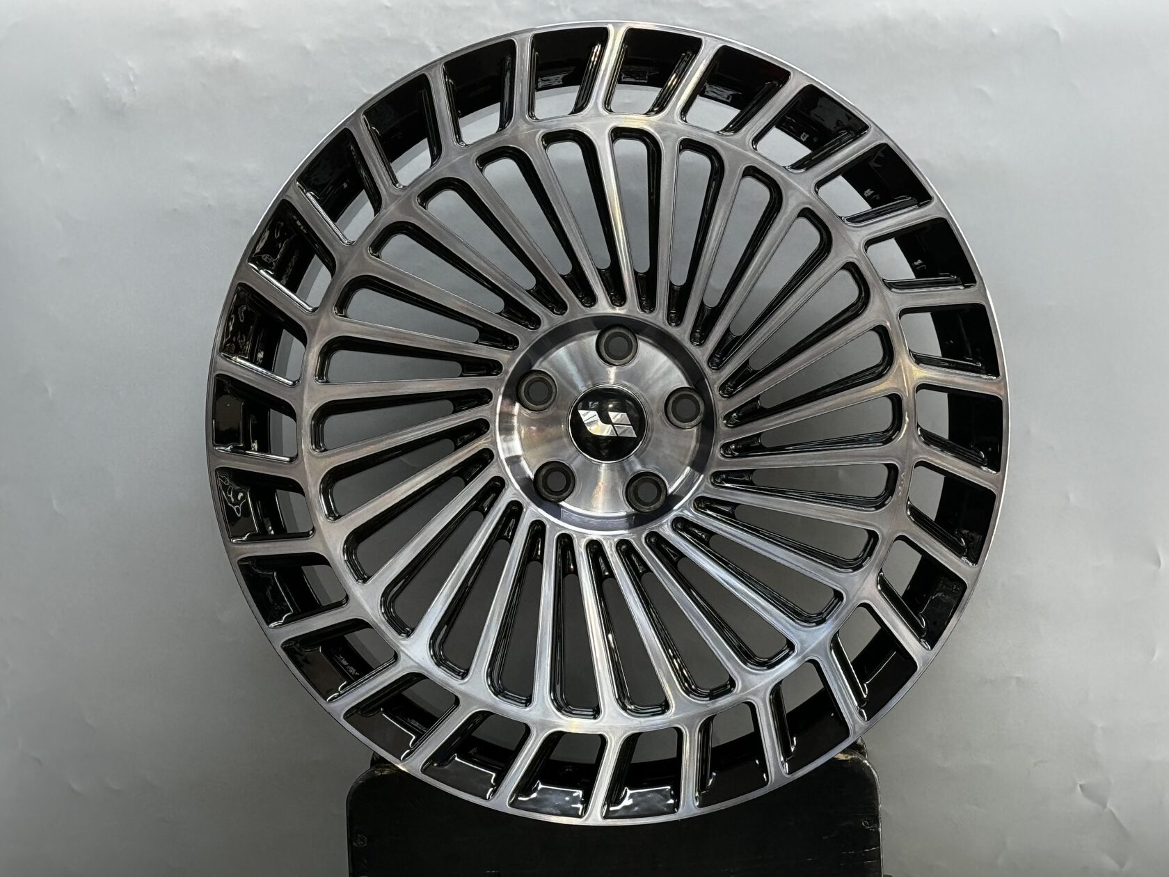 Li auto l9 кроссовер. Li9 колеса. Lixiang l9 черный матовый. 9 wheels. 295/45 r20.