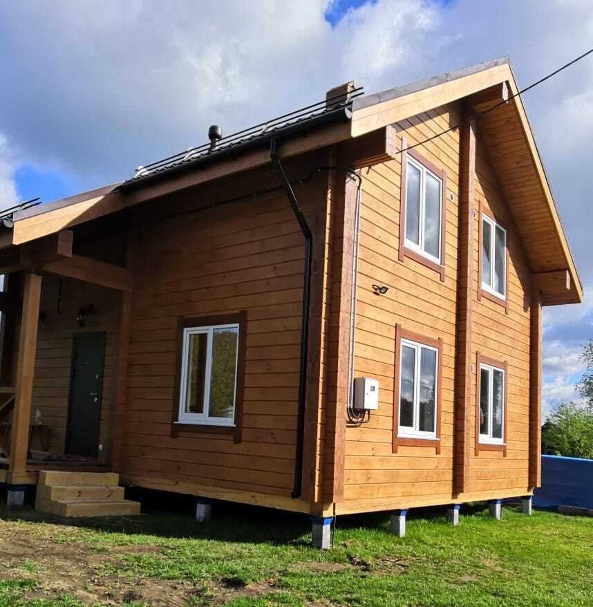 Другой ракурс фасада двухэтажного дома.