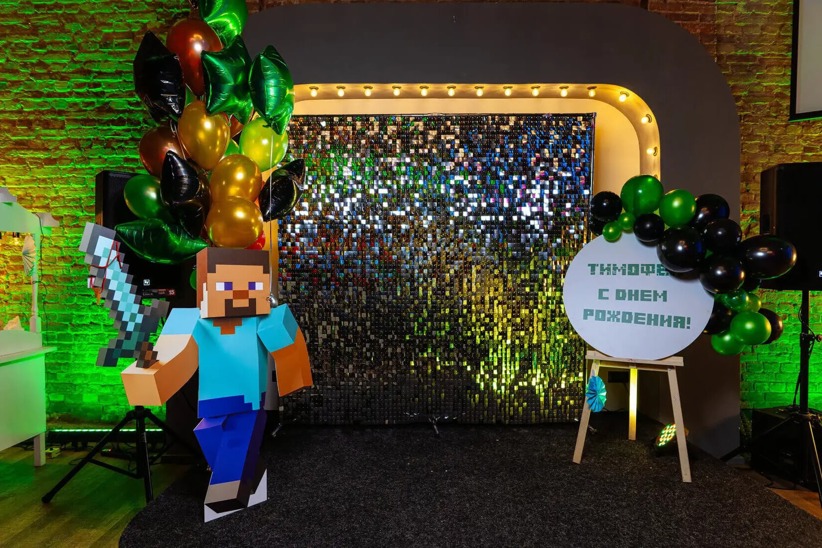 Фотозона Майнкрафт с серебрянными пайетками на день рождения мальчика