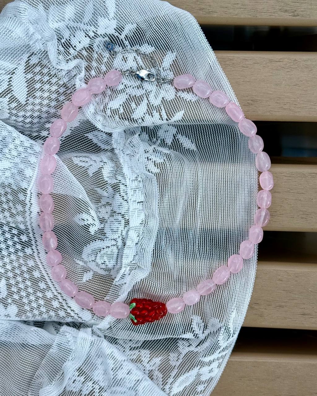 Украшение с розовым кварцем и декоративной малиной из стекла