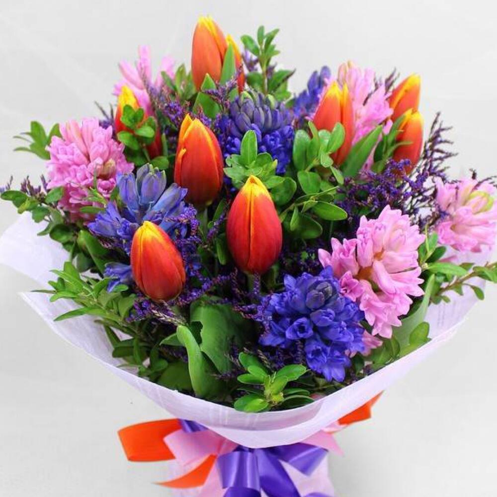 Букеты из тюльпанов и других цветов. Весенний букет с гиацинтами. Букет "гиацинты и тюльпаны". Весенний букет из тюльпанов и гиацинтов.