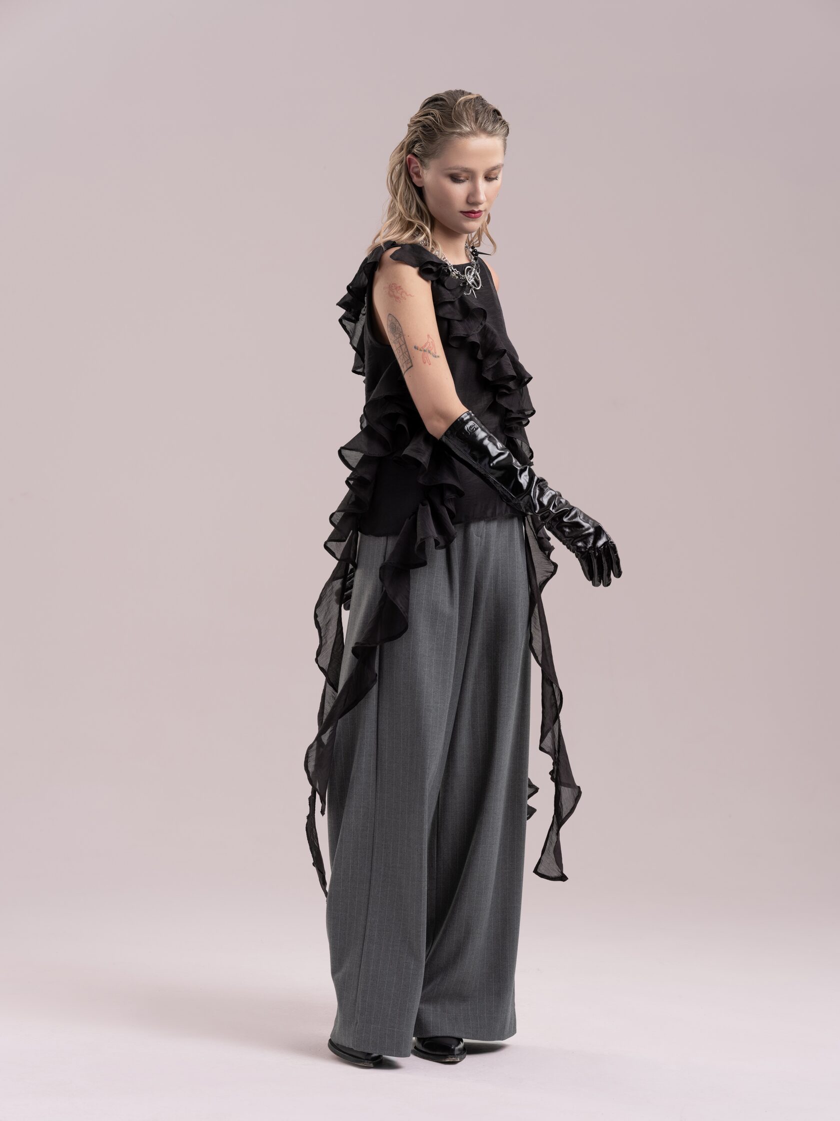 Топ с воланами черный