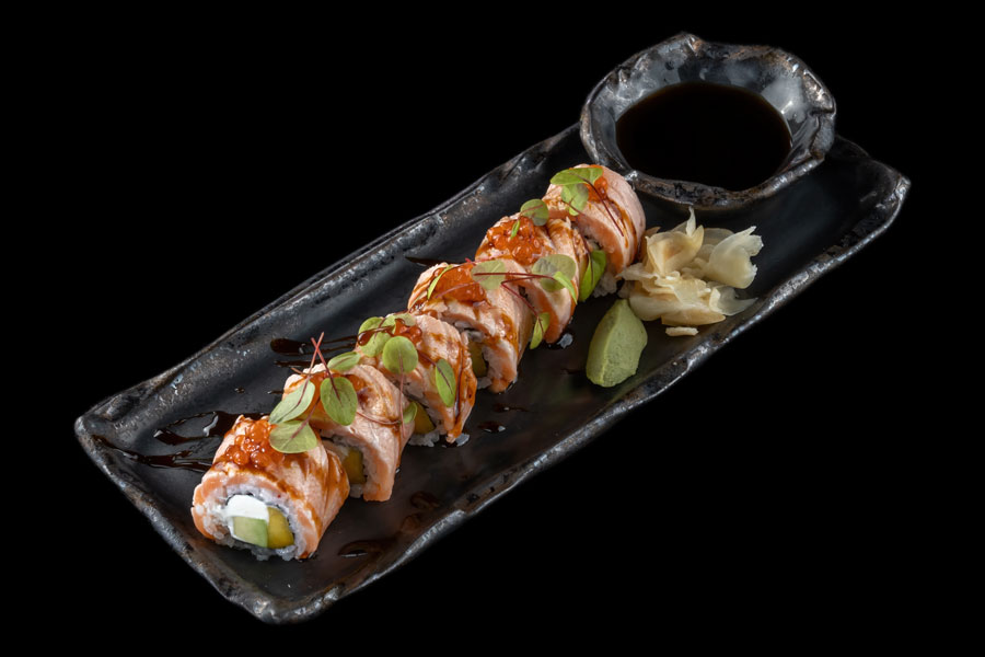 Нигири лосось опаленные. Суши лосось опаленный. Опаленный лосось. Опаленный лосось. Нигири лосось опаленные.