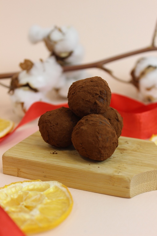 трюфель с апельсином. апельсиновый трюфель. апельсиновый трюфель. апельсиновый трюфель. трюфель с апельсином.