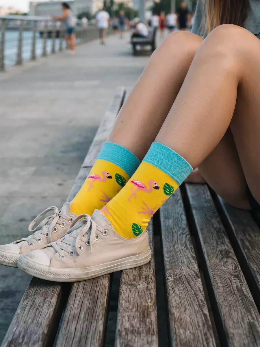 Носки с юмором купить: жёлтые носки Babushka Socks с фламинго