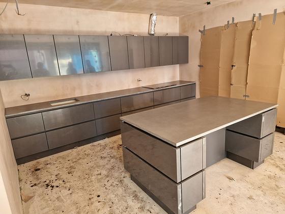 Столешница кухонного острова из бетона и микроцемента