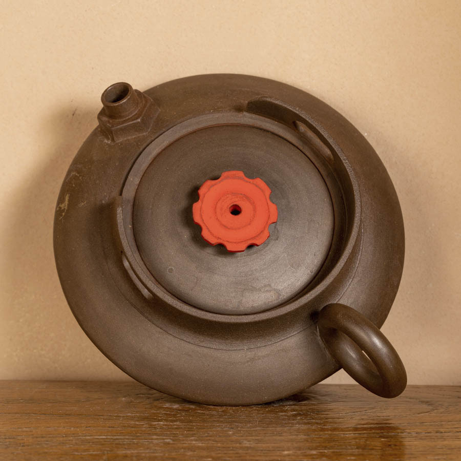 Чайник Нисин Тао в виде старого газового баллона от мастера Ли Шикэ.