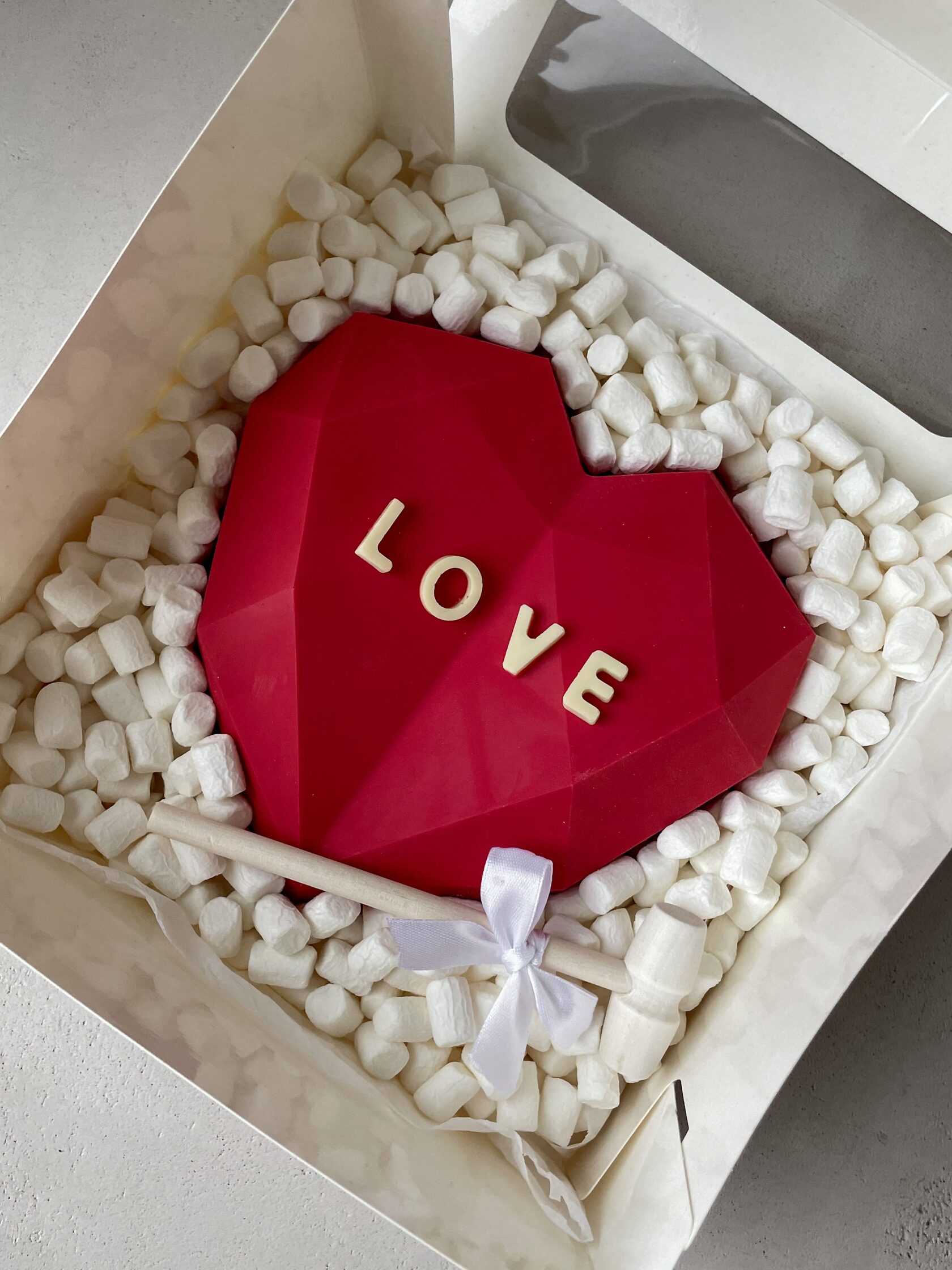 Сердце-пиньята «Love» - 6 клубник + 1 шоколадное сердце шоколадное драже клубника в шоколаде ‎ 100 г