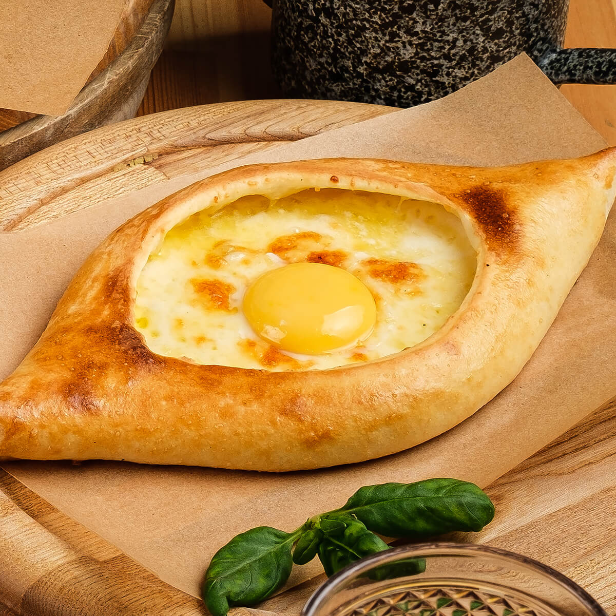 Хачапури батони. Грузинская кухня хачапури по аджарски. Сулугуни по аджарски. Аджарский хачапури. Аджарский хачапури.