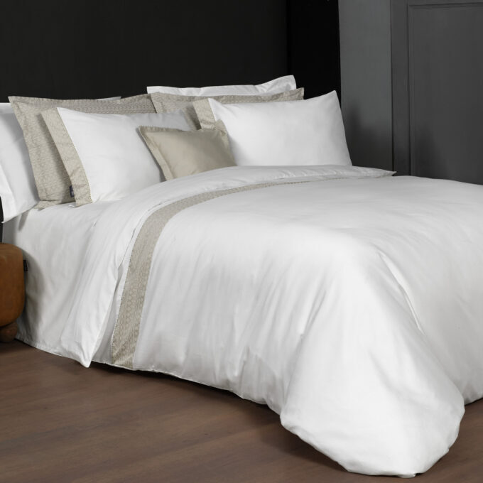 Минимализм в интерьере: как однотонное постельное бельё подчёркивает стиль спальни