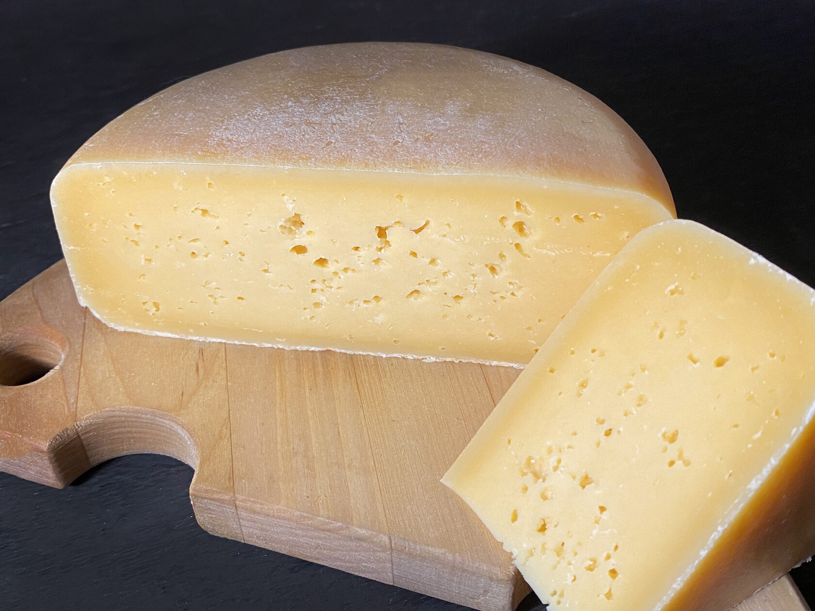 Какой сыр лучше использовать для пиццы. Головка сыра. Сыр полутвердый. Сыр растекается. Сыр плавится.